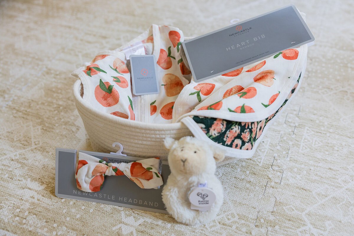 Welcome baby girl - peaches & lamb gift basket | cloudybébé baby product